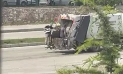 Elazığ'da temizlik işçisinin eğlenceli anları: Çöpte bulduğu gitarla ritim tuttu