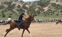 At üzerinde cirit atarak spor bayramı kutladılar