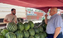 Kelek karpuzu iade etmek istedi, pazarcı bıçakla karşı çıktı