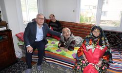 93 yaşındaki anne engelli çocuklarına gözü gibi bakıyor