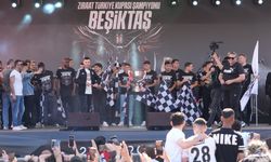 Beşiktaş kupayı taraftarıyla kutladı! Çarşı'da coşkulu kalabalık...