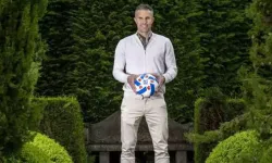 Robin van Persie yeni takımına imzayı attı