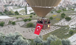 Kapadokya'da balonlar Türk bayraklarıyla uçtu