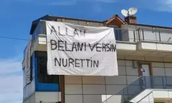 Binaya asılan dev pankartı gören dönüp bir daha baktı