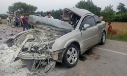 Adana'da otomobille hafif ticari araç çarpıştı: 1'i ağır, 4 yaralı