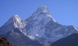 Bir dağcı Everest zirvesi yakınında ölü bulundu