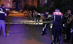 Annesini eve kilitledi: Polislere bıçakla saldırdı!