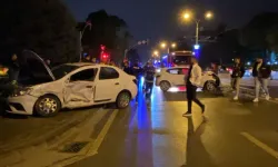 Kocaeli'de trafik ışıklarında otomobiller çarpıştı: 1 yaralı