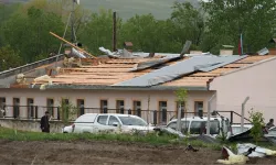 Erzurum'da hortum nedeniyle birçok ev ve okulun çatısı uçtu