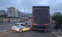 Pendik'te park halindeki tıra çarpan otomobildeki 2 kişi yaralandı