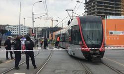 Güngören'de tramvay araca çarptı: 2 yaralı