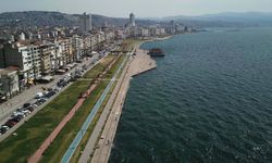 İzmir'de sıcak hava Kordon boyunu boşalttırdı