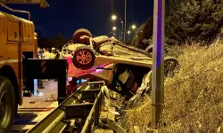 Bariyere çarparak devrilen otomobildeki 3 kişi öldü