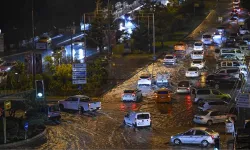 Ankara, sağanak yağışa teslim oldu, fırtına tabelayı devirdi: 1 ölü