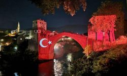 Mostar Köprüsü'ne Türk bayrağı yansıtıldı