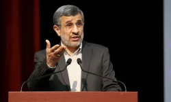 İran'ın eski Cumhurbaşkanı Ahmedinejad, yeniden Cumhurbaşkanlığına aday