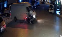 İzmir'de hafif ticari araçla motosiklet çarpıştı