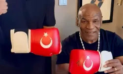 Mike Tyson, A Milli Futbol Takımımıza imzalı boks eldiveni gönderdi