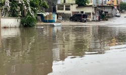 Adana'da şiddetli yağmur ve rüzgar hayatı felç etti