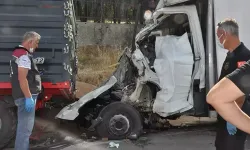 Kamyonet buğday yüklü römorka arkadan çarptı: 3 ölü