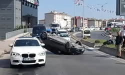 Görenler şaştı kaldı! Düz yolda otomobili böyle devirdi