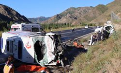 Korkunç kaza! Ambulansa çarptı: 4 ölü, 1 yaralı