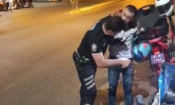 Polis gürültü yapan  motosiklet sürücüsüne egzoz sesi dinletti