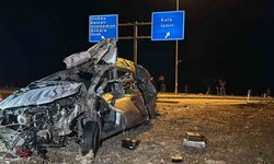Uşak'ta döner kavşaktan düz karşıya geçen minibüs kaza yaptı: 1 ölü