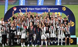 Şampiyon Beşiktaş kupayı kaldırdı