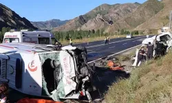 Bursa'da 2 ambulans kamyonet ile çarpıştı, 7 kişi yaralandı