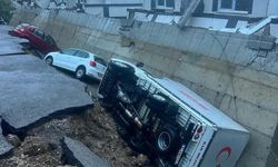 İzmir'de sağanak yağış hayatı felç etti! Menderes'te yol çöktü