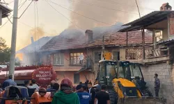 Isparta’da çıkan yangında bitişik iki ev kullanılamaz hale geldi