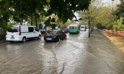 Tekirdağ'da sağanak yolları göle çevirdi: Araçlar suda mahsur kaldı