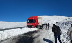 Artvin’de kar yağışı sürücülere zor anlar yaşattı