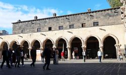 Kaliforniya'dan gelen 81 yaşındaki kadın Diyarbakır Ulu Cami'ye hayran kaldı