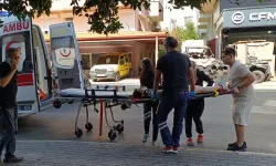 Antalya'da motosiklet kaldırıma çarparak devrildi: 1 yaralı