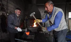 Ata mesleğini sürdüren kardeşler 60 yıldır demire şekil veriyor