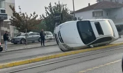 Eskişehir'de devrilen otomobil tramvay seferlerini aksattı