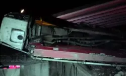 Yolcu treni beton pompasına çarptı