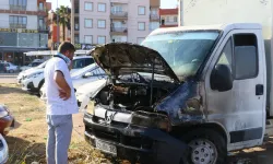 Antalya'da kontağı çevirdi, kamyoneti alev alev yandı