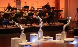 Üç kollu robot orkestra şefi ilk kez sahneye çıktı