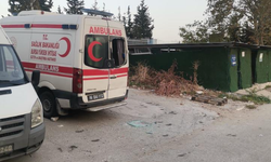 Hastaneye ait ambulansın ve güvenlik kulübesinin camlarını kırdılar