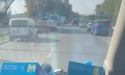 Sürücülerin 'fermuar yöntemi'yle ambulansa yol vermesi kamerada