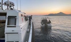 Marmaris'te 17 düzensiz göçmen kurtarıldı, bir göçmen kaçakçısı yakalandı