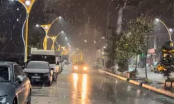 Kış erken geldi, şehir beyaza büründü! Lapa lapa kar yağdı