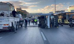 İş makinesi taşıyan kamyonet devrildi, trafik durma noktasına geldi