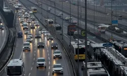 İstanbullular güne sağanak yağış ve yoğun trafikle başladı