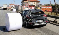 Kağıt bobini otomobilin üzerine düştü