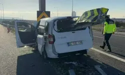 Kocaeli'de kaza! Otomobil bariyerlere saplandı