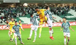 Menemen FK'da savunma alkış alıyor